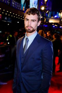 Тео Джеймс фото